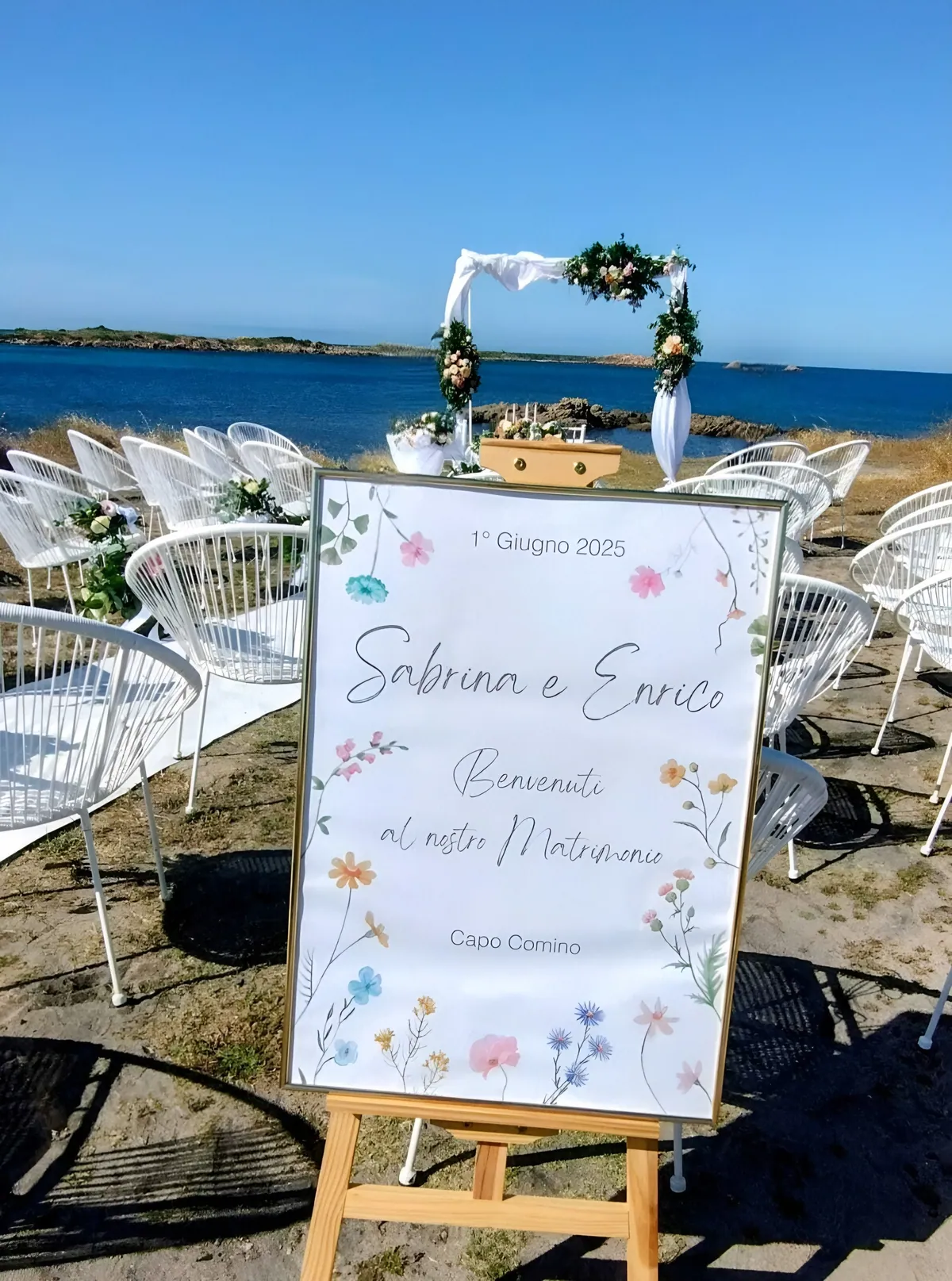 Cartello di benvenuto per Sabrina ed Enrico, sedie bianche e mare