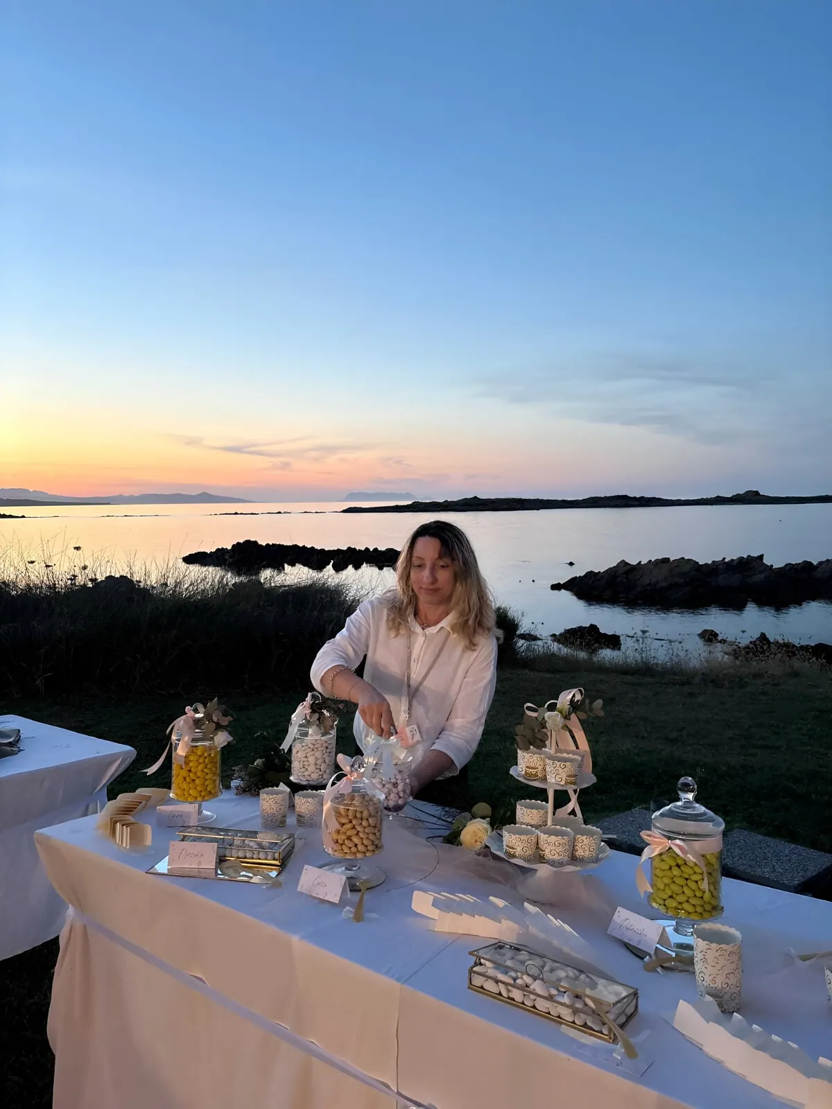 Una confettata allestita al tramonto, con vasi di confetti e cartellini