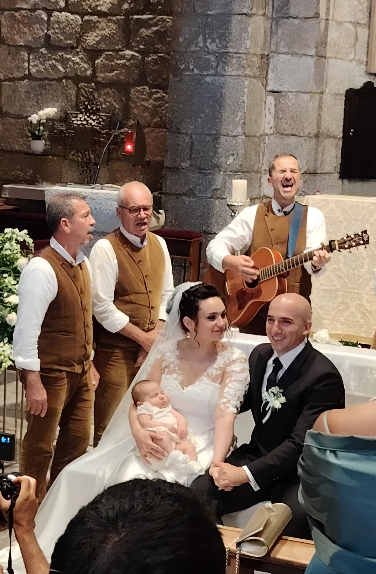 Sposi seduti, musicisti che suonano dal vivo
