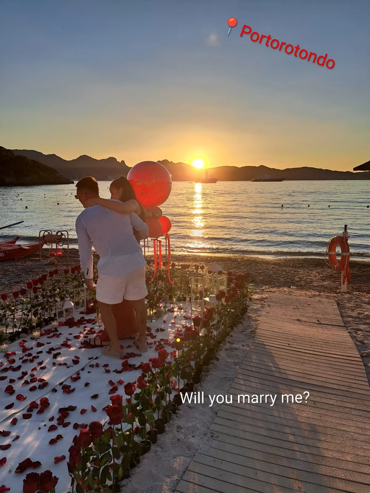 Proposta di matrimonio al tramonto su un pontile pieno di petali