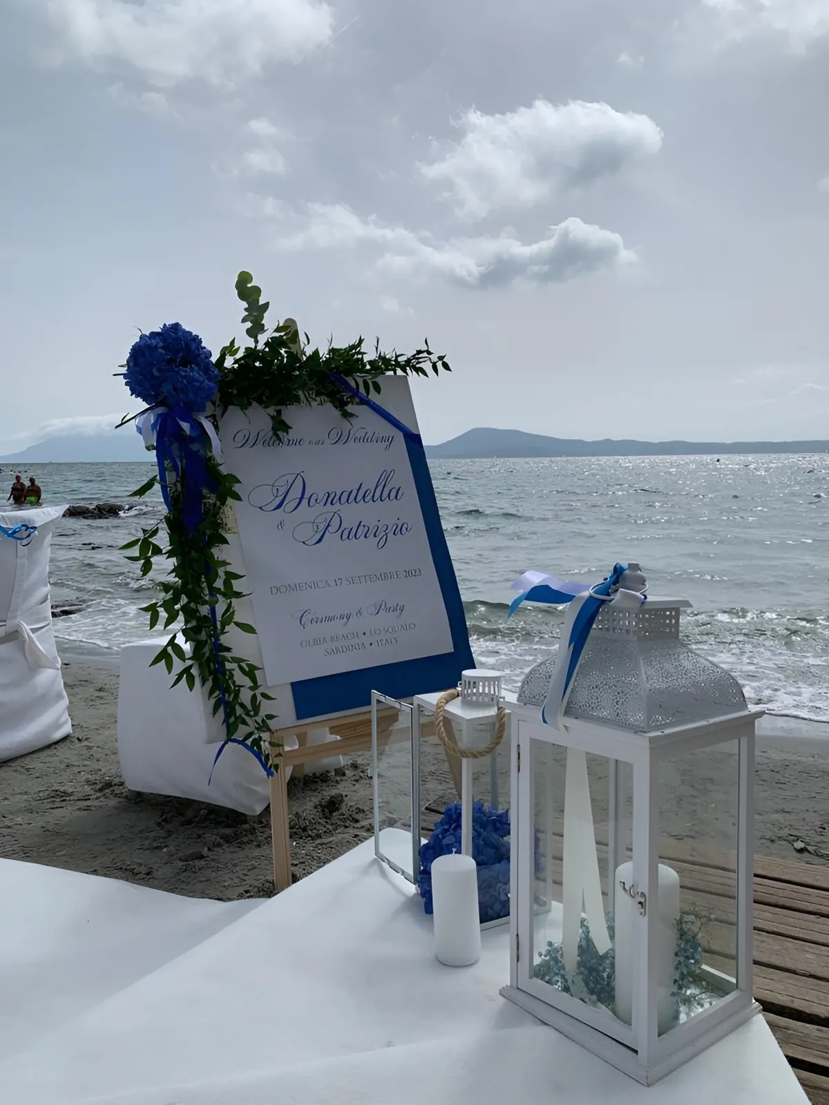 Tavolo di benvenuto in riva al mare