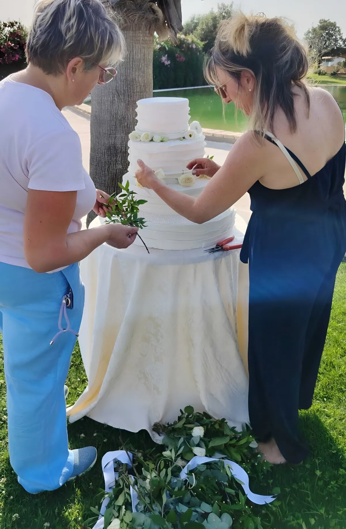 Allestimento della torta all'aperto